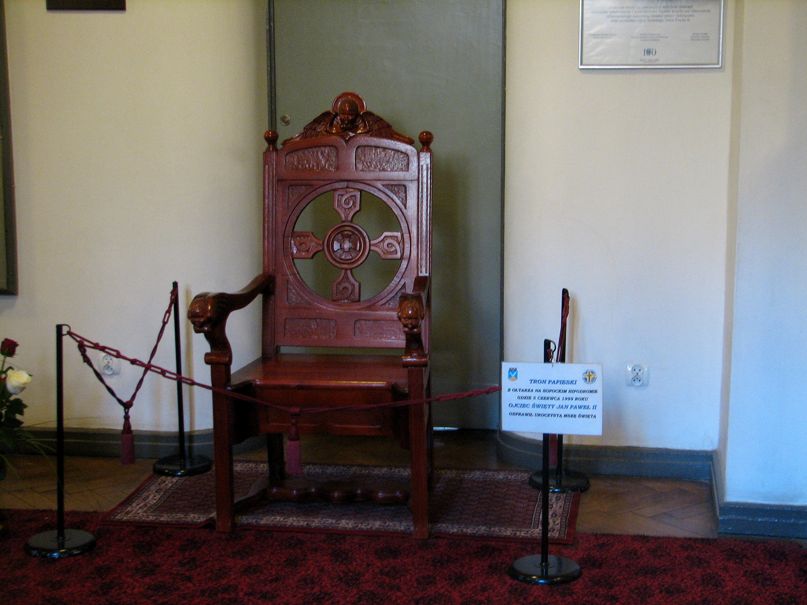 Papal_throne_in_Sopot_Town_Hall.jpg