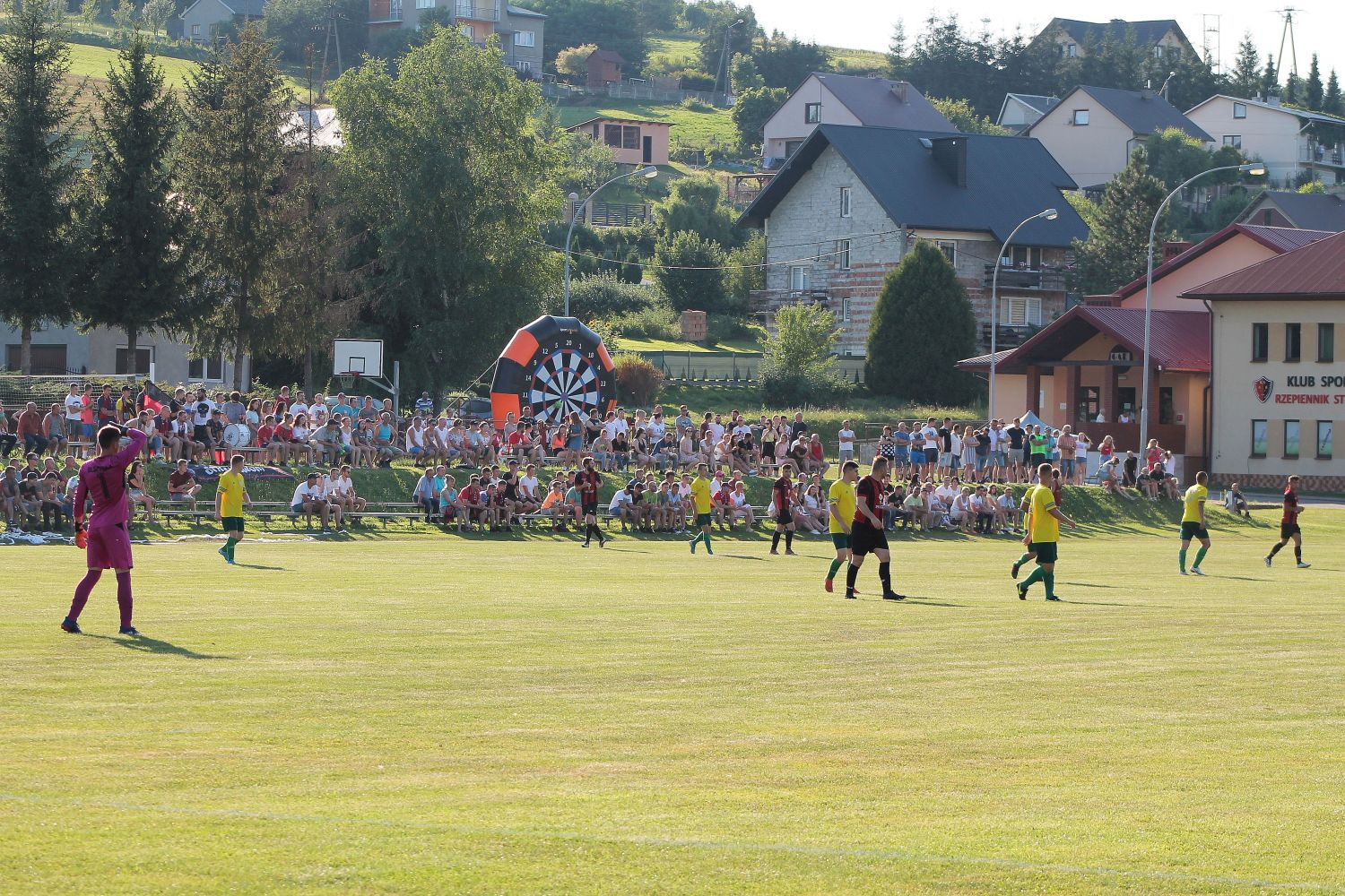 Rekord_frekwencji_na_stadionie._Blisko_500_kibiców_na_meczu_KS_Rzepiennik_Strzyżewski_-_Olszynka_Ołpiny_.JPG