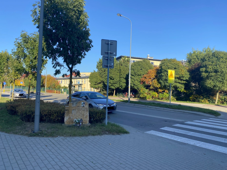 Załącznik_nr_4_Stary_budynek_szkoły_Ul._Wodnika_problematyczne_(niebieskie)_przejście_dla_pieszych_krzewy_i_nagrobek_ograniczające_widoczność_3_.jpg